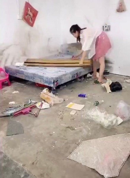 Девушка своими руками превратила кошмарное помещение в уютную комнату! - 2