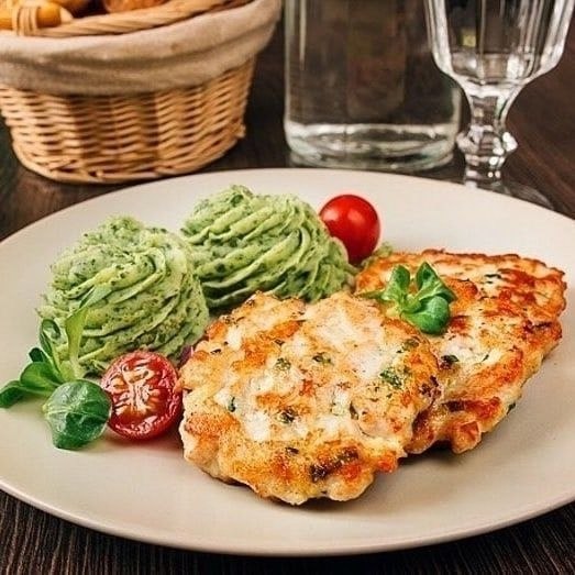 Рубленные куриные котлеты.Итого на 100 грамм 130 ккалБ/Ж/У 18.8 / 3.5 / 4.9Ингредиенты:• 400 гр. ...