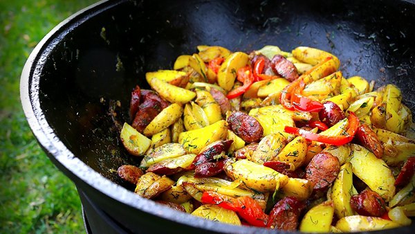 Картофель по-охотничьи, с колбасками и сладким перцем (в казане на костре). Для любителей отдыха на ...