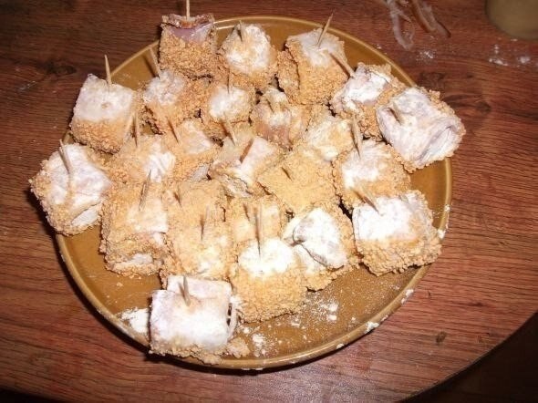 Сырные кубики в панировке - лучшая закуска к пиву! Ингредиенты: сыр, я взяла обычную гауду, грамм ... - 7