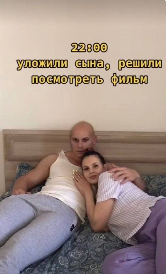    )