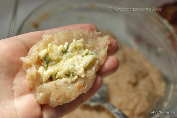 Котлеты с очень вкусной начинкой! Ингредиенты: Для фарша: - 500 куриного фарша - 1 луковица - 1-2 ... - 2