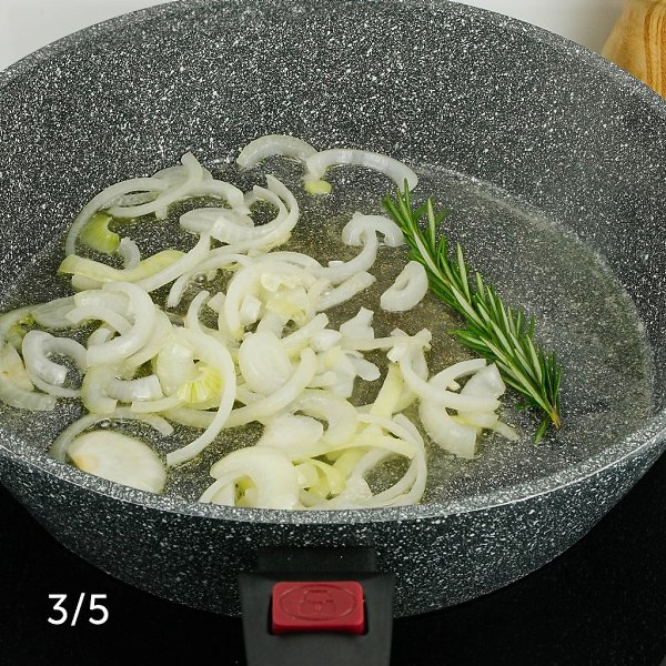 Суп-пюре из картофеля с гренками.Приготовление:1. Картофель порежьте не большими кусочками, лук ... - 5