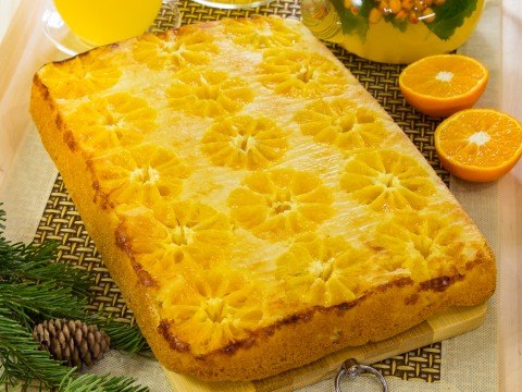 Пирог с мандаринами.Ингредиенты:3 яйца100 г сливочного масла100 г сахара2 ч.л. ванильного ...
