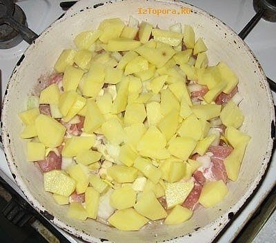 Тушеное мясо под сыром.Продукты:-Соль-Майонез-Сыр-Картофель-Лук репчатый-Лук ... - 2