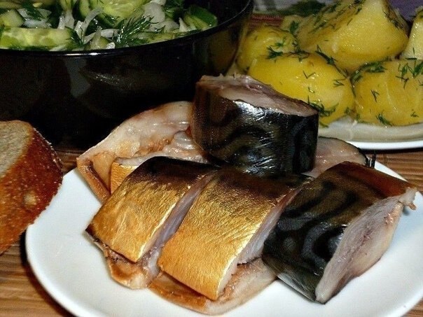 Ну очень вкусная скумбрия домашнего приготовления. У скумбрии отрезать голову и хвост, убрать ...