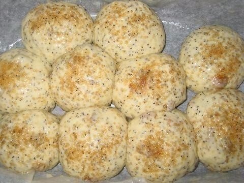 Булочки с маком и изюмом.Ингредиенты:200 мл. молока50 граммов сливочного масла (размягченного)3 ст. ... - 4