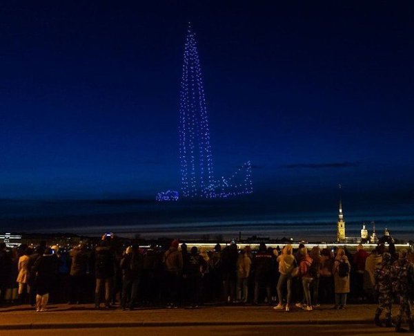 Вечером в воскресенье в Петербурге прошёл Фестиваль дронов. В тёмном небе квадракоптеры рисовали ... - 6