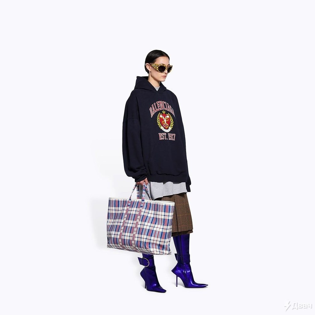     -  152 000 .    Balenciaga.  ... - 2