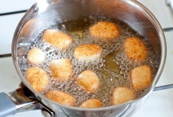 ТВОРОЖНЫЕ ПОНЧИКИ НА СКОРУЮ РУКУ.Ингредиенты:200-250 г творога (9-18%)1 яйцо3 ст.л. сахара1/2 ч.л. ... - 6