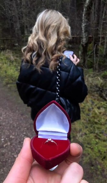 Он делал снимки с кольцом, пока она не видит, целую неделю перед тем, как сделать ей предложение... ... - 4
