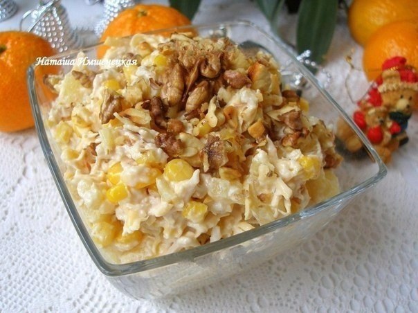 САЛАТ С КУРИЦЕЙ, АНАНАСОМ И СЫРОМ .Многим знакомо сочетание в салате куриного мяса и ананаса. Сочный ...