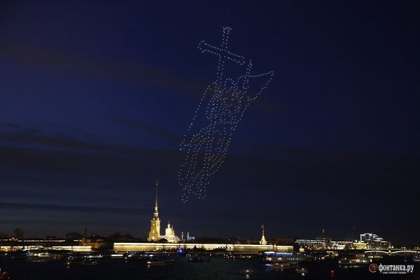Вечером в воскресенье в Петербурге прошёл Фестиваль дронов. В тёмном небе квадракоптеры рисовали ... - 3