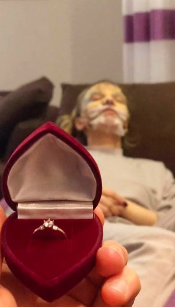 Он делал снимки с кольцом, пока она не видит, целую неделю перед тем, как сделать ей предложение... ... - 2
