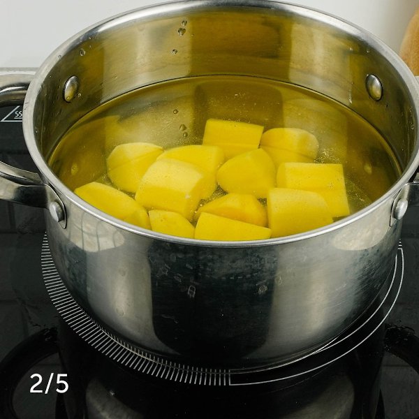 Суп-пюре из картофеля с гренками.Приготовление:1. Картофель порежьте не большими кусочками, лук ... - 4