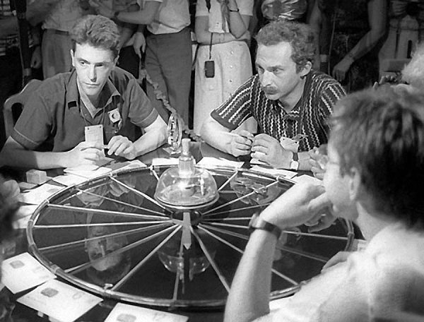 4 сентября 1975 г. 46 лет назад вышла в эфир первая передача телевизионного клуба знатоков «Что? ... - 9