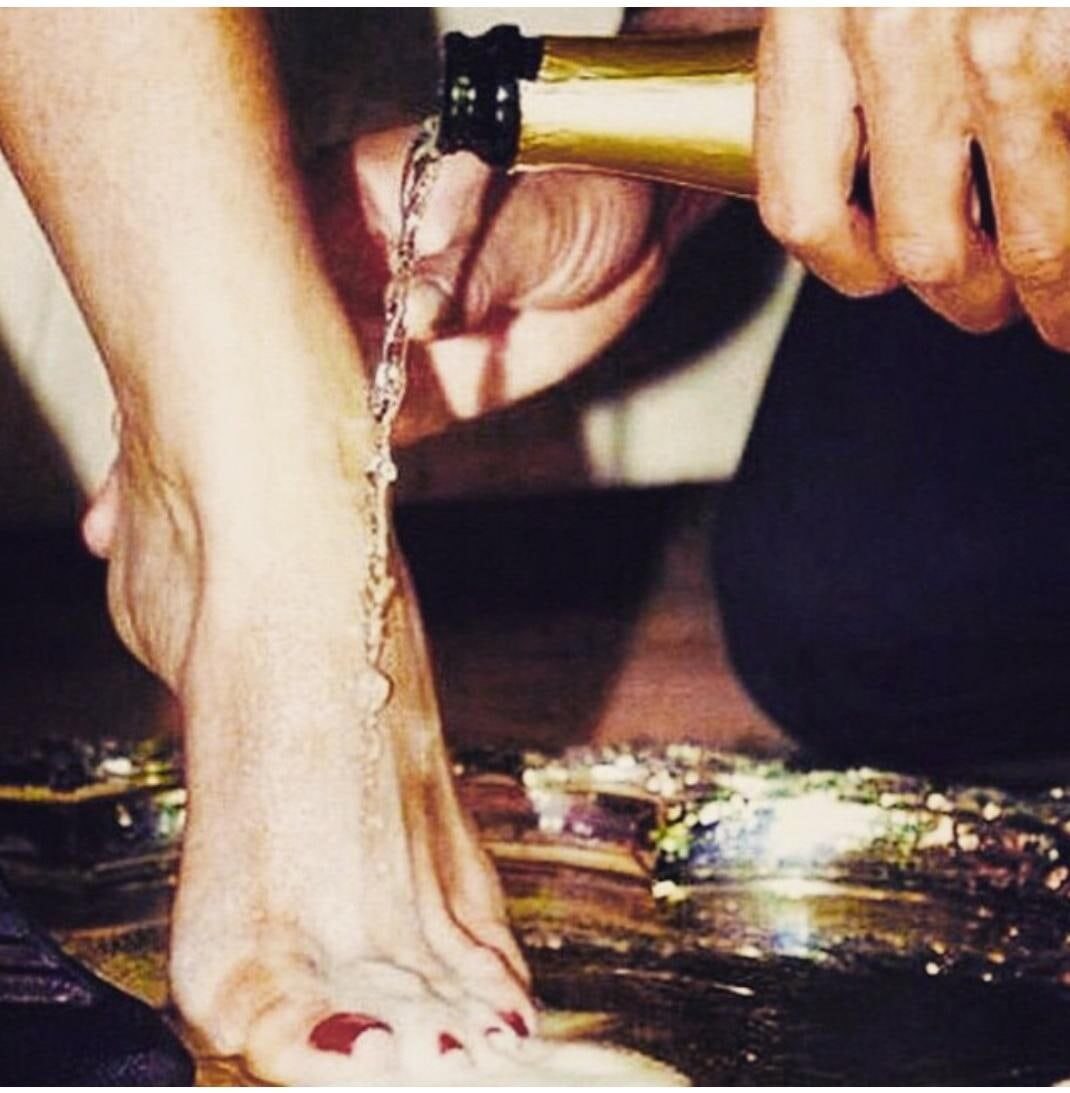 Моют ноги языком. Моют ноги языком. Женщина моет ноги мужу. Ноги в фурацилине парить. Моют ноги языком.