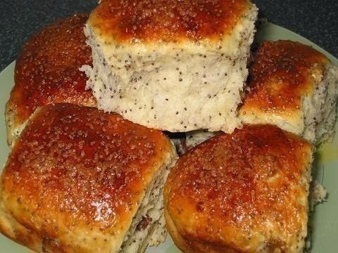 Булочки с маком и изюмом.Ингредиенты:200 мл. молока50 граммов сливочного масла (размягченного)3 ст. ...