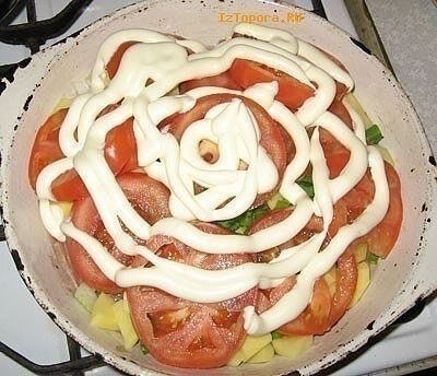 Тушеное мясо под сыром.Продукты:-Соль-Майонез-Сыр-Картофель-Лук репчатый-Лук ... - 4