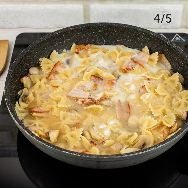 Фарфалле с беконом и сливочным соусом.Приготовление:1. Порежьте бекон небольшими ломтиками шириной ... - 6