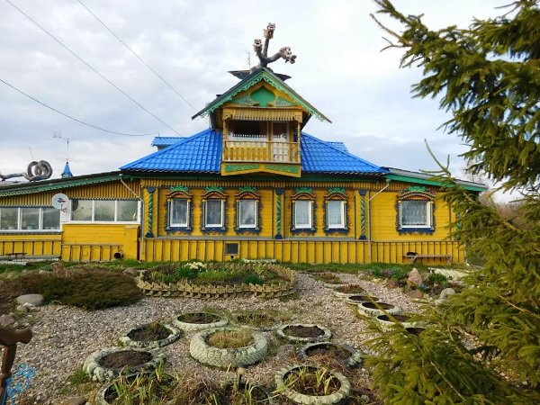 Дом с драконом в деревне Дурасово. Ярославская область.