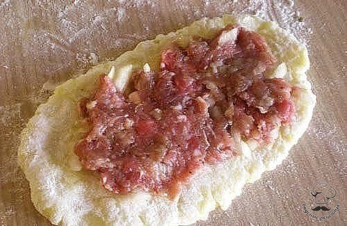 КАРТОФЕЛЬНЫЕ РУЛЕТИКИ С МЯСОМ. Ингредиенты: -Картофель – 500-600г -Яйцо сырое – 1шт -Мука пшеничная ... - 3