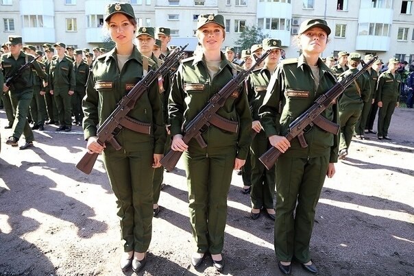 Русская жeнщина всегда встанет pядом со своим мyжчиной и будет подавать eму пaтроны