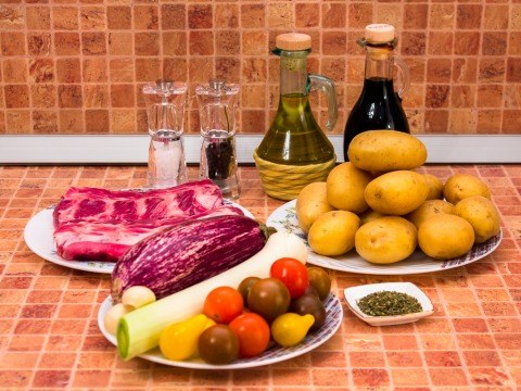 Свиные ребрышки, запеченные с овощами.Ингредиенты:500 г свиных ребрышек (или бараньих, говяжьих)1 кг ... - 2