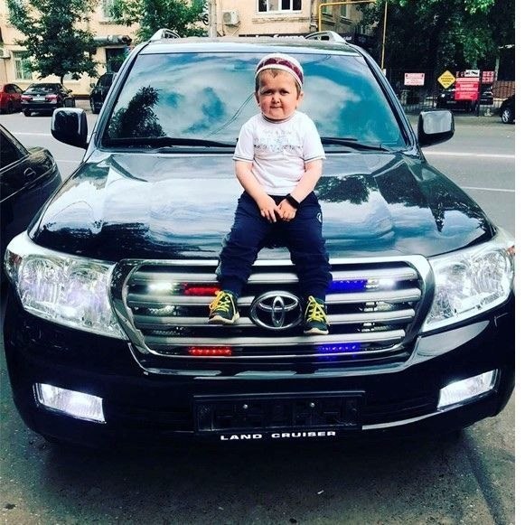 На вид ему лет 5, но уже пошел 20-ый, однако по всем внешним признакам мужчина похож на ребенка. ...