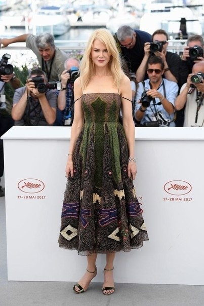 h making Nicol Kidman drss.   