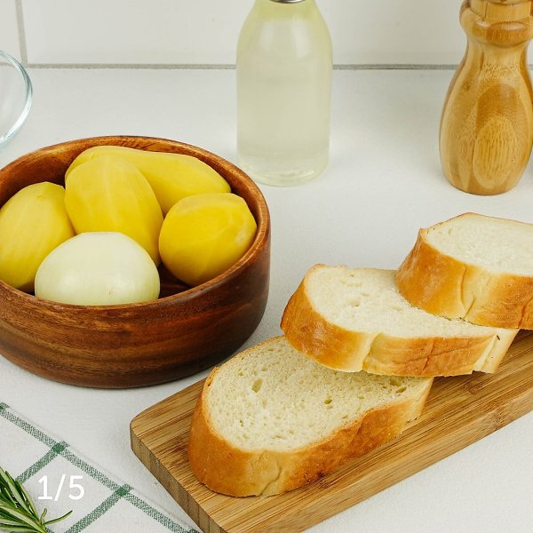 Суп-пюре из картофеля с гренками.Приготовление:1. Картофель порежьте не большими кусочками, лук ... - 3