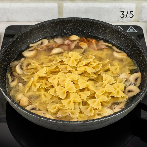 Фарфалле с беконом и сливочным соусом.Приготовление:1. Порежьте бекон небольшими ломтиками шириной ... - 5