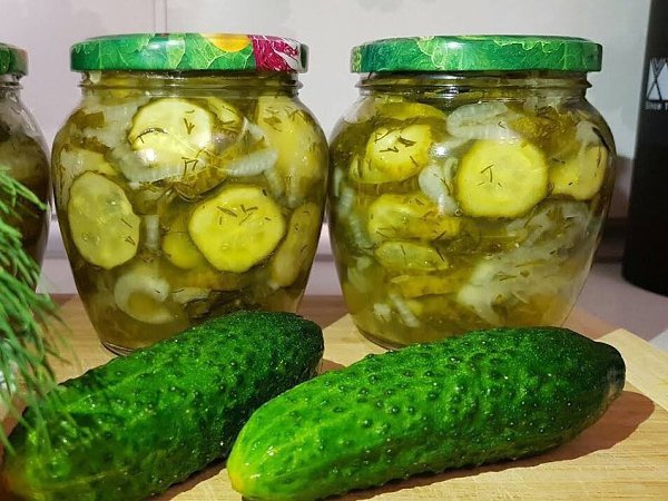 Салат из огурцов на зиму.Ингредиенты на 3 баночки по 0,64 л.:- Огурцы - 2 кг.- Лук - 3 шт.- Укроп ...