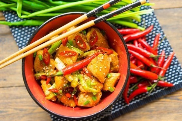 Курица гунбао (kung pao) — для самых крепких.А давайте приготовим китайскую классику — курицу ...
