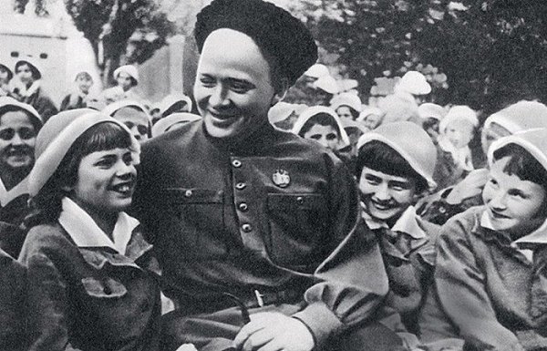 5 сентября 1940 года «Пионерская правда» начала печатать повесть Аркадия Гайдара «Тимур и его ...