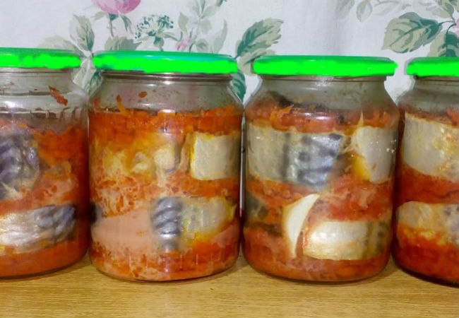 Раскладываем скумбрию по банкам: консервы на замену магазинным Рыбные консервы из магазина не всегда ...