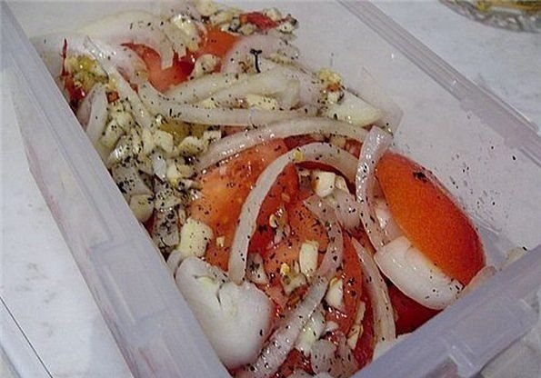 Закусочка вкусная. Ингредиенты:Свежие помидоры - 0,5 кг. или 4 средниеЛук репчатый - 1 головкаДля ...