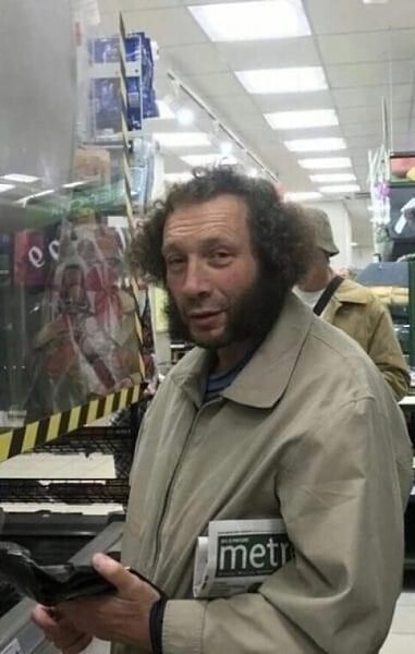 Москва. Вечер. Еду в автобусе. Через стекло вижу, как на остановке два подвыпивших человека (один ...