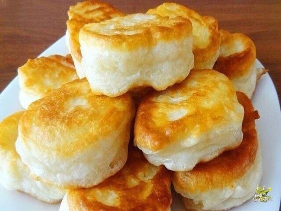 Несколько мужчин сидели возле гаражей за импровизированным столиком и выпивали. — Ну, за нас, - ...