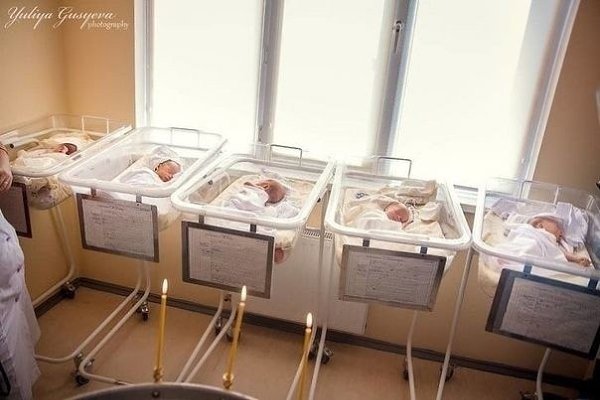 Эту женщину зовут Оксана Кобелецкая. В 2016 году она родила пятерняшек. Через полгода из семьи, в ... - 2