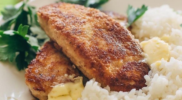 Вкусные куриные котлеты.ПОЛЕЗНЫЙ СОВЕТСделать масло для вкусных куриных котлет еще более ароматным ...