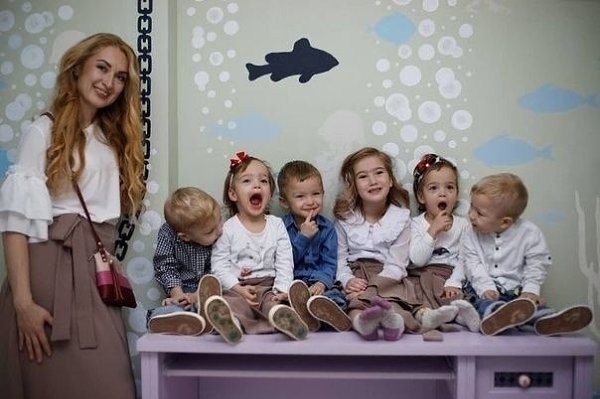 Эту женщину зовут Оксана Кобелецкая. В 2016 году она родила пятерняшек. Через полгода из семьи, в ... - 9