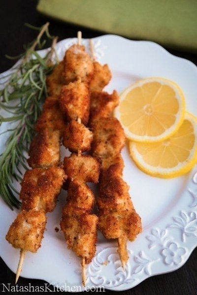 Панированные шашлычки из курицы.Ингредиенты:бамбуковые шампуры 10 шт.курица (грудка или бедрышки без ...