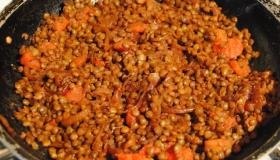 Чечевица с луком и помидорами.Отличный альтернативный гарнир, смело претендующий на самостоятельное ... - 5