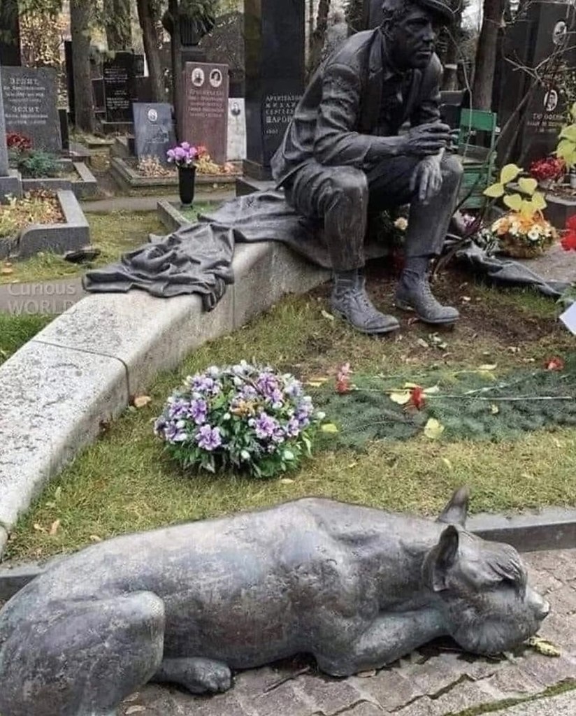 На Новодевичьем кладбище в Москве есть памятник великому клоуну. Великий клоун, уставший после ...