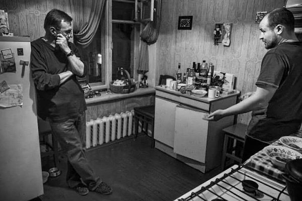 Третий лишний.Эти двое сидели на кухне за закрытой дверью уже несколько часов. Воздух был наполнен ...