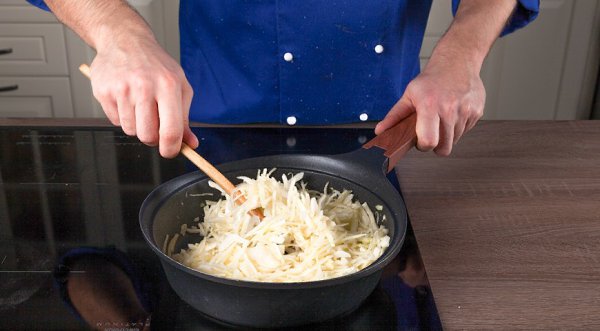 Пирог с мясом и капустой.Ингредиенты:замороженное слоёное дрожжевое тесто – 500 гмякоть говядины – ... - 3