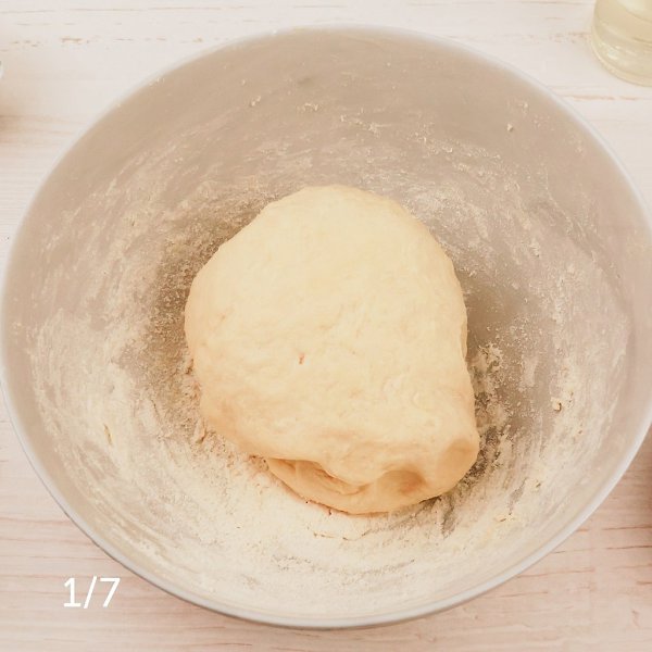 Лепёшка с сыром, зеленью и творогом.Приготовление:1. Просейте муку и добавьте к ней сухие ... - 2