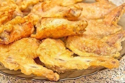 Крылышки в кляре .Ингредиенты: -Куриные крылья - 6 шт. -Мука - 50 г -Яйца - 3 шт. -Соль, перец - по ... - 6