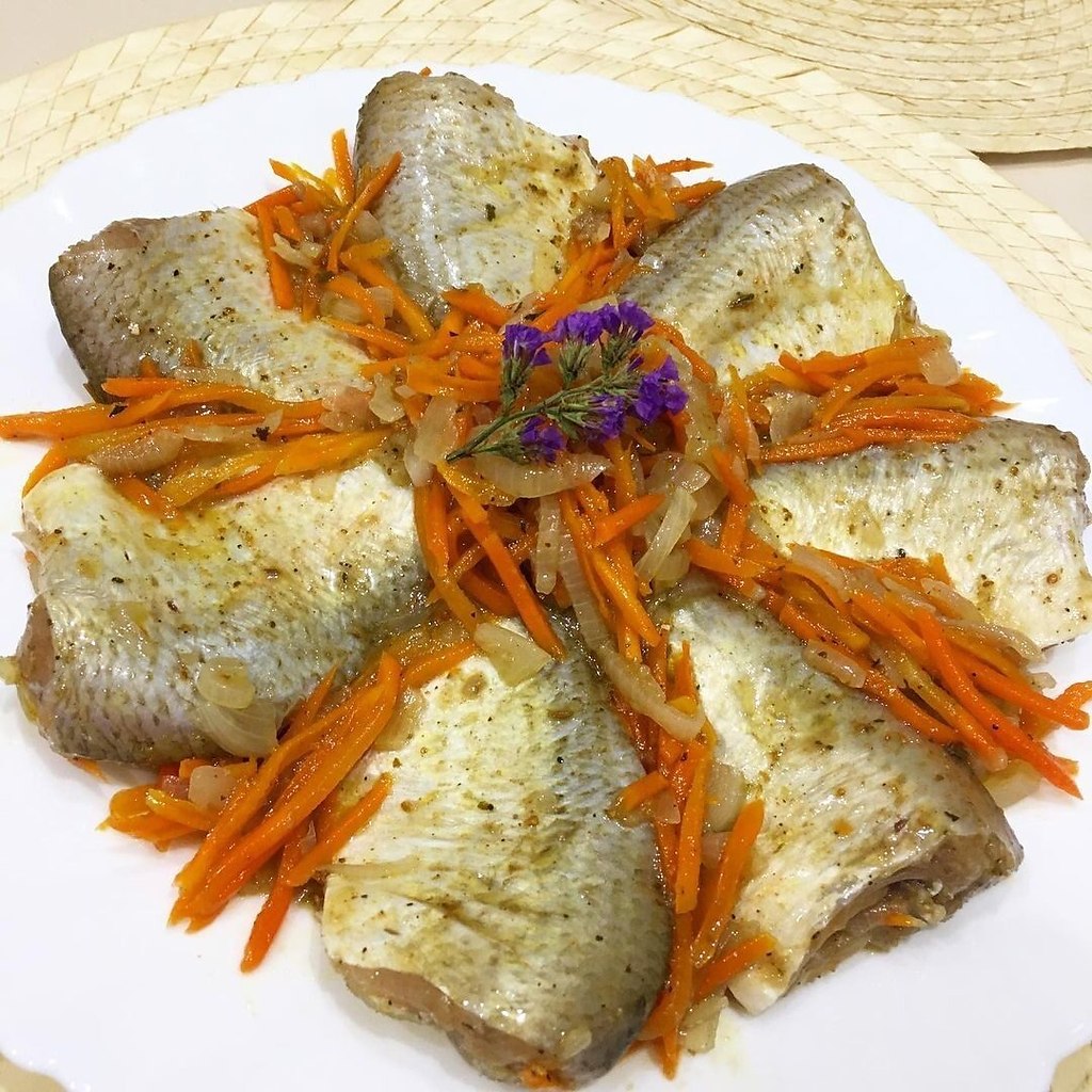 Рыба маринованная "ХЕ" рыба речная лук репчатый морковь масло подсолнечное уксус 9% ...
